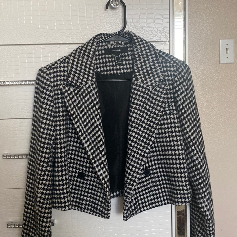 Black and white cropped buttoned blazer in size M